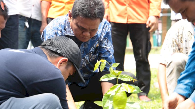 Bupati Barru Suardi Saleh saat menanam pohon di Bola Pitue, Kelurahan Mangempang, Jumat (13/12/19).