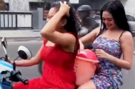 Heboh 2 Wanita Seksi Kendarai Motor Sambil Keramas