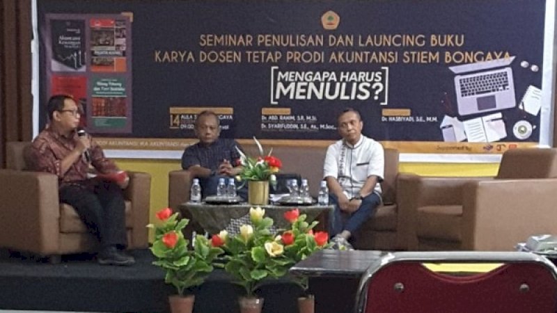 Dari kiri, moderator Dr. Hasbiyadi, SE., MM., bersama pembicara, Dr. Syarifuddin, SE., Ak., M.Soc., SC., CA., dan Dr Abd Rahim, SE., M.Si. 