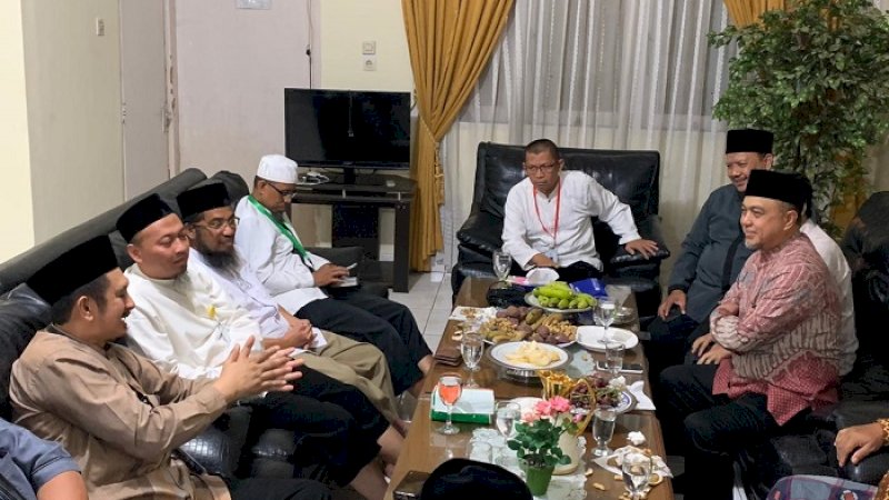 Anggota DPD RI, Tamsil Linrung berbincang dengan Ketum Wahdah Islamiyah, Ustaz Zaitun Rasmin dan pengurus lainnya di Asrama Haji Sudiang, Sabtu (14/12/2019).