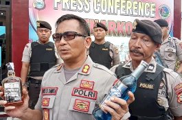Dikawal Polisi Berompi Antipeluru, Kapolres Gowa Tunjukkan Barang Bukti Miras Sitaan