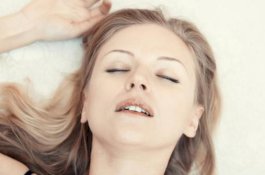 Wajib Tahu! Ini Tanda-tanda Wanita Mencapai Klimaks saat Bercinta