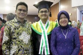 Putra Bungsu Suardi Saleh Raih Gelar Sarjana Kedokteran Unhas