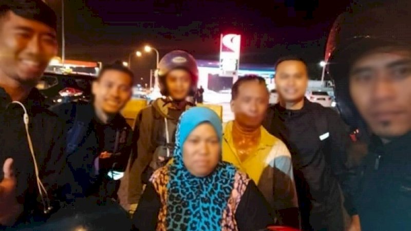 Sekelompok pemotor membantu pasangan orang tua yang dicuekin putrinya di Selangor.