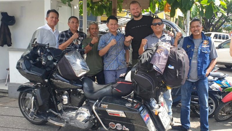 HDCI Makassar Menjamu Kue Barongko Biker Rusia