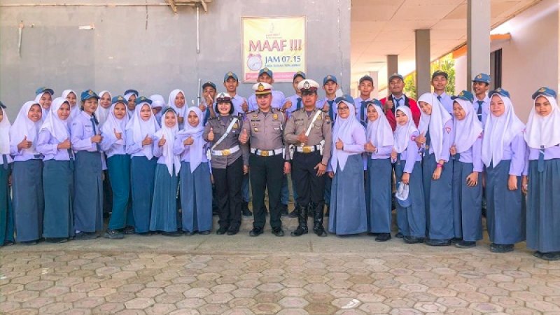 Kasat Lantas Polres Wajo, AKP Muhammad Yusuf bersama para siswa.