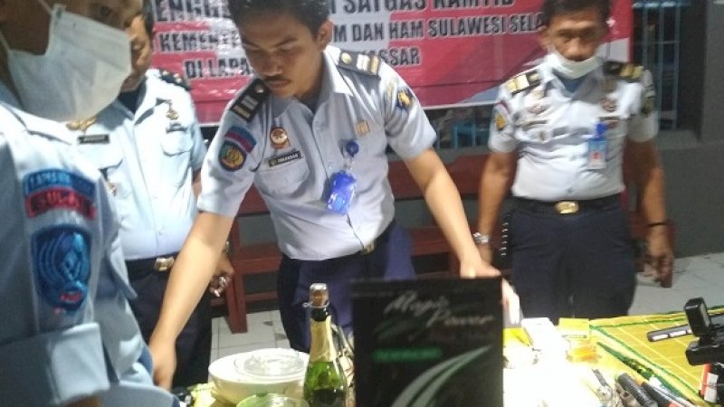 Petugas memperlihatkan barang-barang yang disita dari dalam Lapas Kelas I Makassar, Senin malam, (16/12/2019).