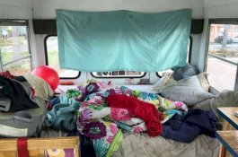 Ibu Tinggalkan 3 Anaknya Semalaman di Bus Sekolah, Dia Pergi Hisap Ganja di Kapal