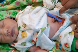 Emak-emak Berebut Adopsi Bayi Imut yang Dibuang di Teras Masjid