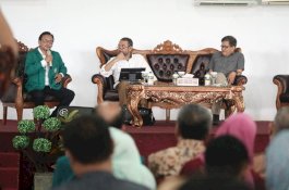Hadirkan Rocky Gerung, Ratusan Mahasiswa UIT Ikuti Kuliah Pakar
