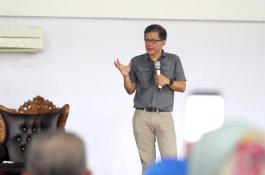 Di UIT, Rocky Gerung: Pengetahuan Maju karena Ada Kebebasan Berpikir