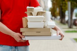 Pengantar Makanan Dipuji atas Kesabarannya Menunggu Depan Pintu Lebih 1 Jam