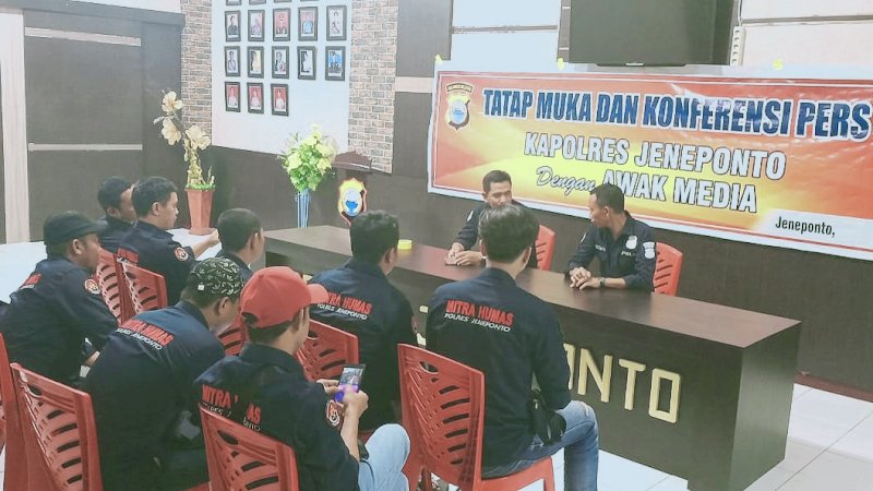 Dukung Tugas Wartawan, Polres Jeneponto Bagikan Baju Mitra Humas