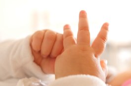 Bayi Baru Lahir Selamat dari Kematian karena Truk Sampah Datang Terlambat