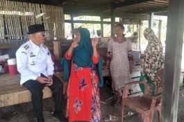 Berbincang di Kolong Rumah, Potret Kedekatan Bupati Enrekang dengan Warga