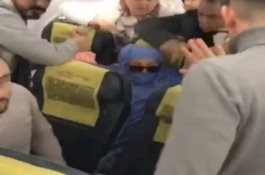 Angkat Kitab Suci dan Ancam Ledakkan Pesawat, Perempuan Ini Dikepung dalam Kabin