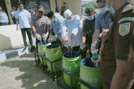 Polisi Musnakan Ratusan Botol Miras di Jeneponto