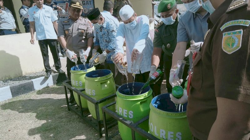 Polisi Musnakan Ratusan Botol Miras di Jeneponto