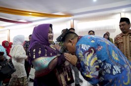 Seminar Hari Ibu, Bupati Bantaeng Dapat Kejutan yang Buat Haru