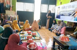 PUAN Aksi Nyata ICT Ajari Emak-emak di Takalar Bikin Empek-empek Ikan Bandeng