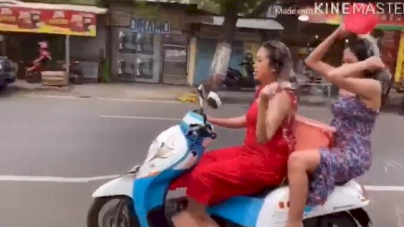 Tangkapan layar video aksi mandi keramas di atas motor, di Mojokerto, Jawa Timur.