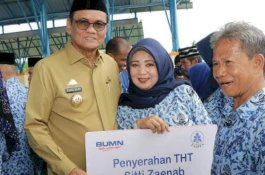 Bupati Barru Serahkan 23 SK Pensiun Purnabakti