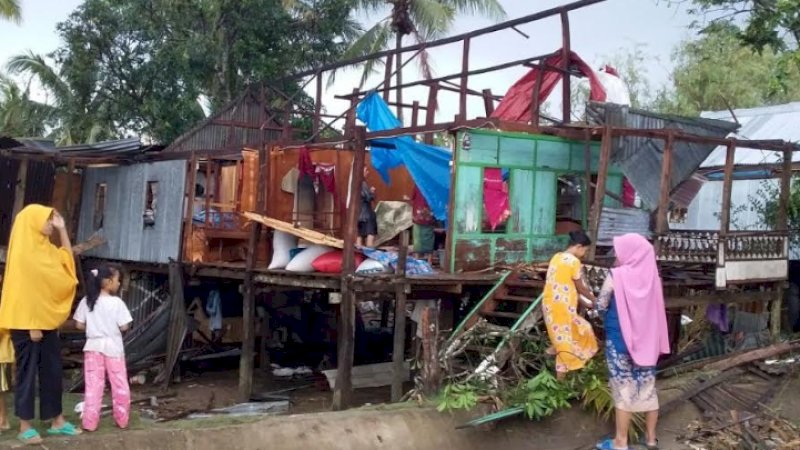 Puluhan rumah warga Desa Ponre-ponre, Kecamatan Libureng, Kabupaten Bone, rusak akibat diterjang angin puting beliung, Kamis sore (19/12/2019).