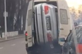 Aneh! Mobil BMW Diangkut Dalam Posisi Miring di Belakang VAN