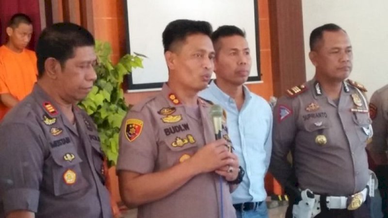 Kapolres Sidrap, AKBP Budi Wahyono (tengah), saat memberikan keterangan.