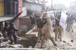 Kejam, Demonstran Muslim Dihantam Tongkat Rotan hingga Jatuh ke Parit