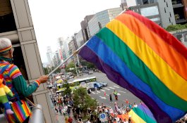 Bakar Bendera Kebanggaan, Pria ini Dihukum Penjara 16 Tahuh