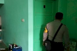 Pasangan Tidak Resmi Digerebek Warga, Lelakinya Keluar Tidak Pakai Baju