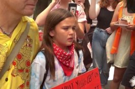 Polisi Dijuluki Pengecut Karena Membuat Demonstran Remaja Menangis