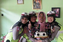 Peringati Hari Ibu, Polwan Cantik Wajo Bikin Pensiunan Ini Tersenyum Semringah