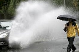 Denda Rp91 Juta Ancam Pengemudi yang Menciprat Genangan Air ke Pejalan Kaki