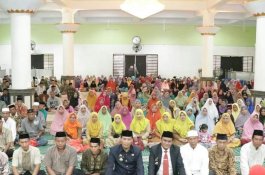 Bupati Serahkan Insentif Triwulan Empat Guru Mengaji, Imam, dan Pegawai Syara
