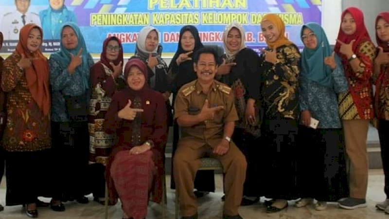 Ketua TP PKK Kabupaten Barru, Hj. Hasnah Syam, membuka kegiatan pelatihan kapasitas kelompok Dasawisma.