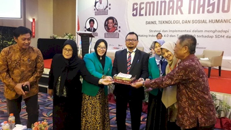 Seminar Nasional Sains, Teknologi, dan Sosial Humaniora  2019 digelar UIT di Hotel Horison, Makassar, Senin (23/12/2019).