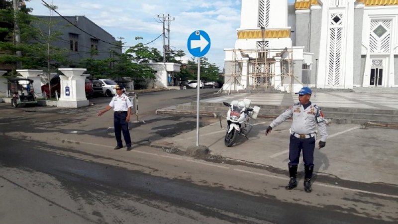 
Dua petugas Dishub Gowa sedang mengatur lalu lintas dengan satu arah di jalan Masjid Raya (depan Masjid Agung Syekh Yusuf). 