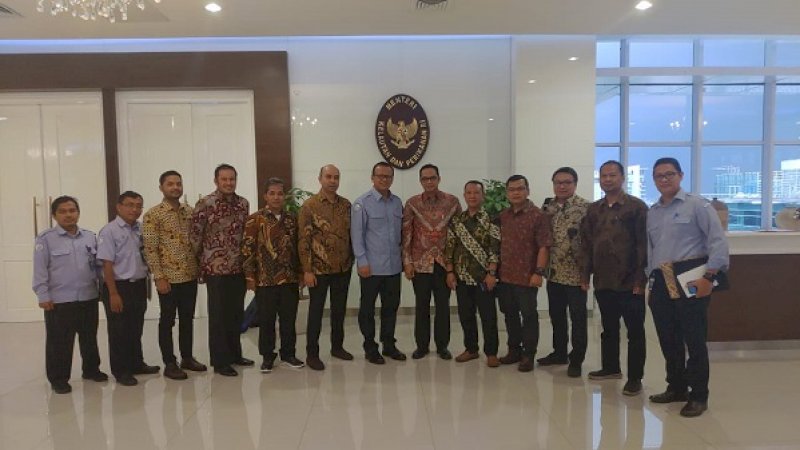 Anggota ISLA Unhas berfoto bersama Menteri Kelautan dan Perikanan Republik Indonesia (MKP-RI), Edhy Prabowo.