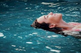 Berenang Saat Haid Bukan Masalah, Ini Alasannya