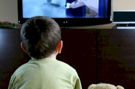 Waspadai Dampak Negatif Anak Terlalu Sering Nonton TV
