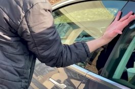 Unik, Pria ini Tanamkan Kunci Mobilnya di Dalam Tangannya