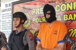 Jerat Leher Rekan Wanitanya karena Mendengkur, Bule Ini Justru Senyum-Senyum di Kantor Polisi