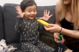 Diberi hadiah Natal Terburuk, Reaksi Balita ini Sangat Menggemaskan