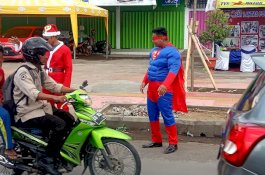 Amankan Lalu Lintas Saat Natal, Superman Turun Tangan di Gowa