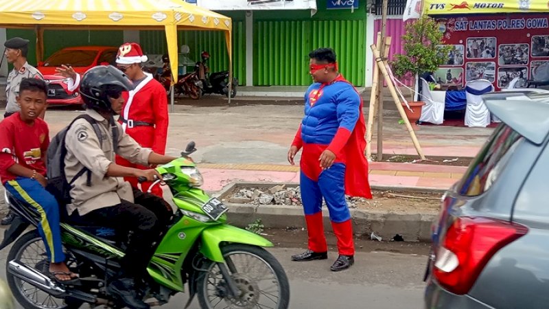 Amankan Lalu Lintas Saat Natal, Superman Turun Tangan di Gowa