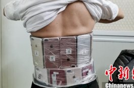 Pinggangnya Terlihat Bengkak, Ternyata Pria ini Selundupkan 90 iPhone