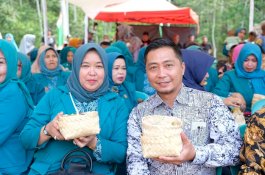 Kurangi Plastik, Anggota PKK Gowa Makan Pakai Tepa-Tepa