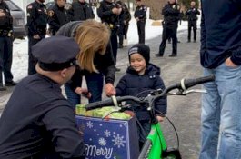 Natal Mengharukan Bocah 4 Tahun yang Ibunya Mati Terbunuh Bulan Lalu